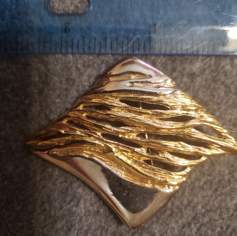 Goldtone large lightweight pin